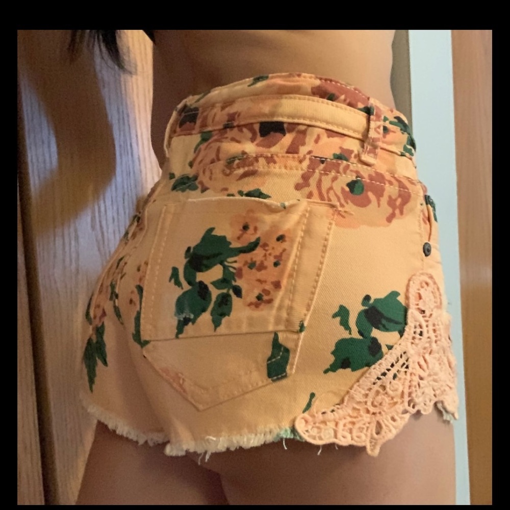 ⚡️ $5 FLASH SALE! ⚡️ Vanilla Star Crochet Mini Floral Shorts